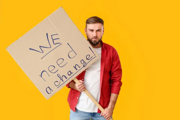 Protestando Jovem Sobre Fundo Cor Conceito Impeachment — Fotografia de Stock