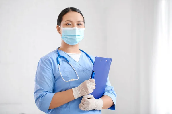 Porträtt Kvinnlig Asiatisk Läkare Med Urklipp Kliniken — Stockfoto