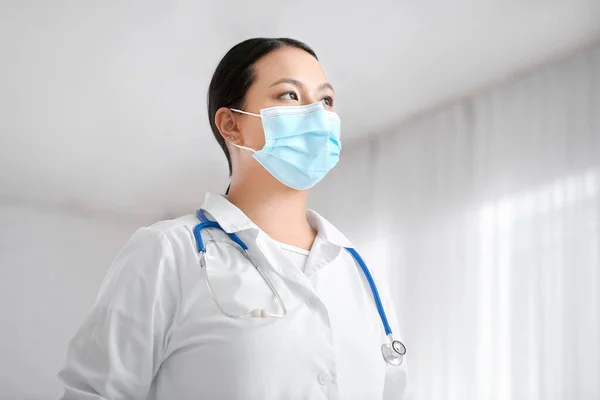 Porträtt Kvinnliga Asiatiska Läkare Bär Medicinsk Mask Kliniken — Stockfoto