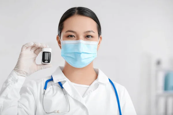 Portrait Female Asian Doctor Pulse Oxymeter Clinic — Stock Photo, Image