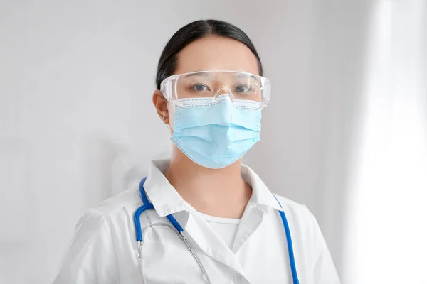 Retrato Una Doctora Asiática Con Máscara Médica Clínica —  Fotos de Stock