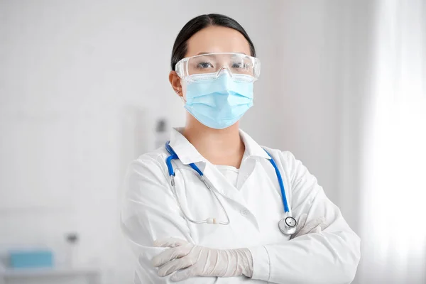 Porträtt Kvinnliga Asiatiska Läkare Bär Medicinsk Mask Kliniken — Stockfoto