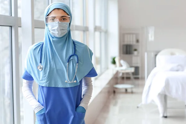 Retrato Una Doctora Musulmana Con Uniforme Protector Clínica — Foto de Stock