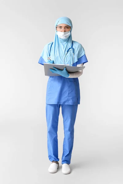 Porträtt Kvinnliga Muslimska Läkare Bär Skyddande Uniform Ljus Bakgrund — Stockfoto