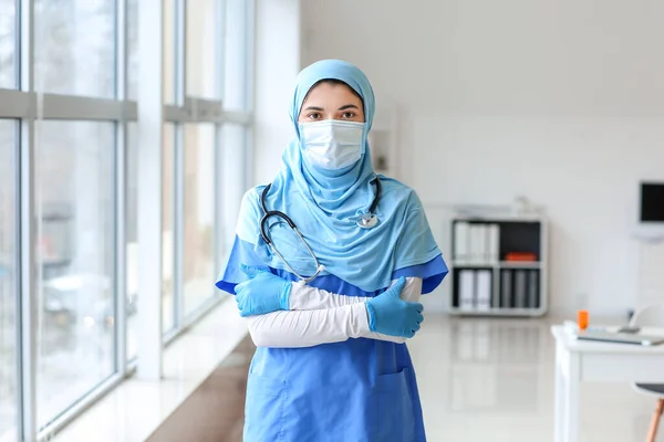 Портрет Мусульманського Лікаря Який Носить Захисну Маску Клініці — стокове фото