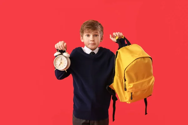 Kleine Schooljongen Met Wekker Kleur Achtergrond — Stockfoto