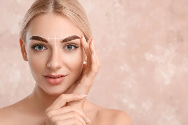 Mujer Joven Con Marcado Para Procedimiento Corrección Cejas Fondo Color — Foto de Stock