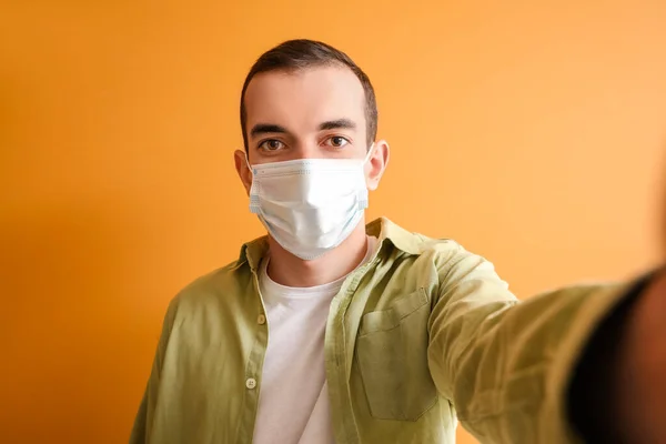 Ung Man Medicinsk Mask Tar Selfie Färg Bakgrund — Stockfoto