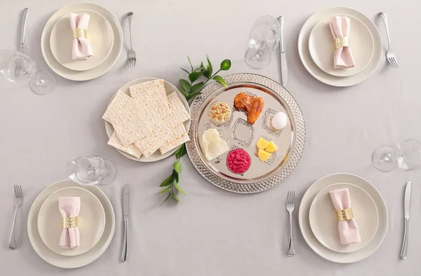 Passover Seder Assiette Avec Nourriture Traditionnelle Sur Table Servie — Photo