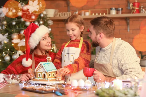 Happy Family Tasty Gingerbread House Kitchen Christmas Eve — Stock Photo, Image