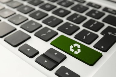 Modern laptop, yakın plan. Ekoloji kavramı