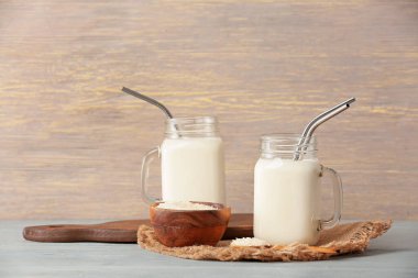 Masada Mason kavanozları dolusu pirinç sütü