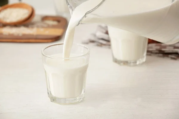 우유를 즙에서 유리잔으로 끓여서 식탁에 — 스톡 사진