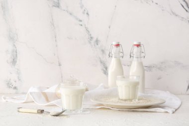 Beyaz arka planda sağlıklı pirinç sütü