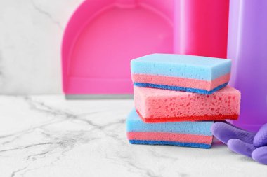 Masada temizlik malzemeleri var.