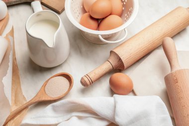 Işık arkaplanındaki hamur ve oklava malzemeleri