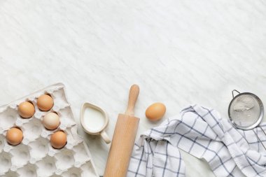 Işık arkaplanındaki hamur ve oklava malzemeleri