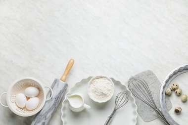 Işık arkaplanındaki hamur ve oklava malzemeleri