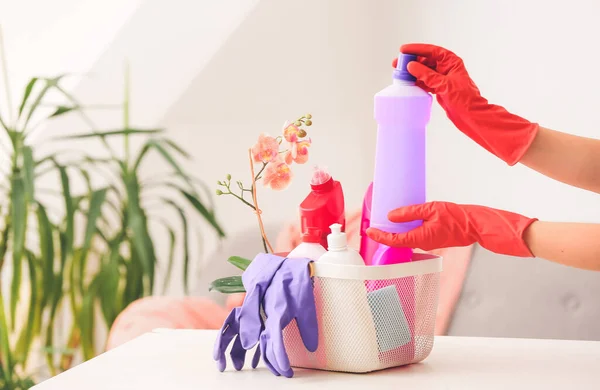Mulher Tomando Detergente Cesto Mesa — Fotografia de Stock