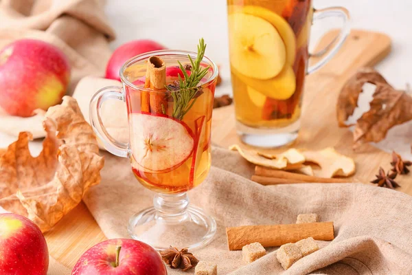 Tasty Drink Spices Apple Slices Cups Table — Stock Photo, Image