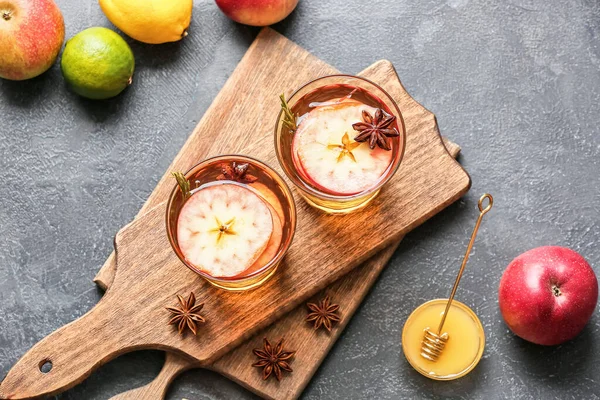 Tasty Drink Spices Apple Slices Glasses Dark Background — Stock Photo, Image