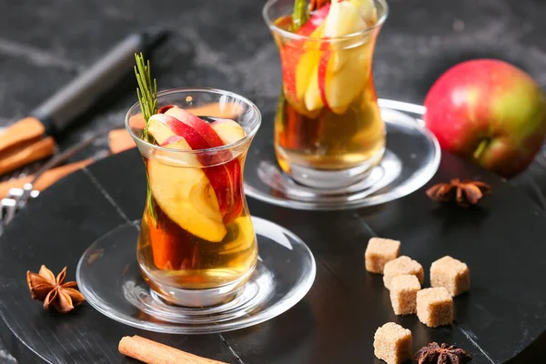 Tasty Drink Spices Apple Slices Glasses Dark Table — Stock Photo, Image