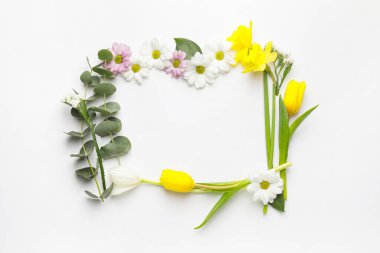 Beyaz arkaplanda güzel çiçeklerden yapılmış çerçeve