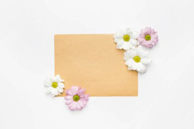 Beyaz arka planda güzel çiçekli boş kart