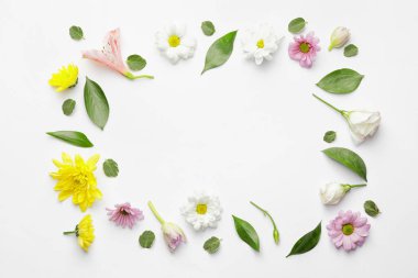Beyaz arkaplanda güzel çiçeklerden yapılmış çerçeve