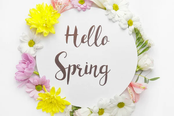 Kaart Met Tekst Hello Spring Mooie Bloemen Witte Achtergrond — Stockfoto