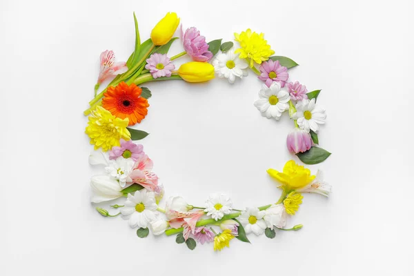 Frame Gemaakt Van Mooie Bloemen Witte Achtergrond — Stockfoto