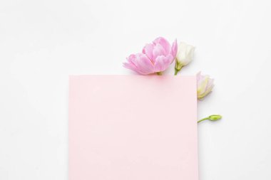 Beyaz arka planda güzel çiçekli boş kart