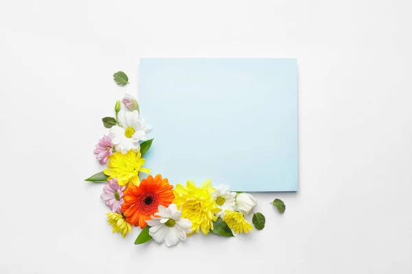 Cartão Vazio Com Belas Flores Fundo Branco — Fotografia de Stock
