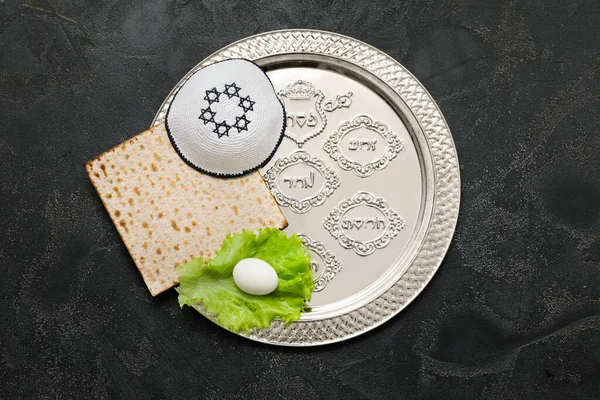 Passover Seder Plate Traditional Food Jewish Cap Dark Background — Stock Photo, Image