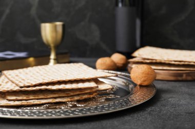 Hamursuz Bayramı yemeği tabağı, koyu arkaplanda matzo, yakın plan.