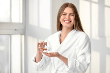 Evde hap alan güzel bir genç kadın.