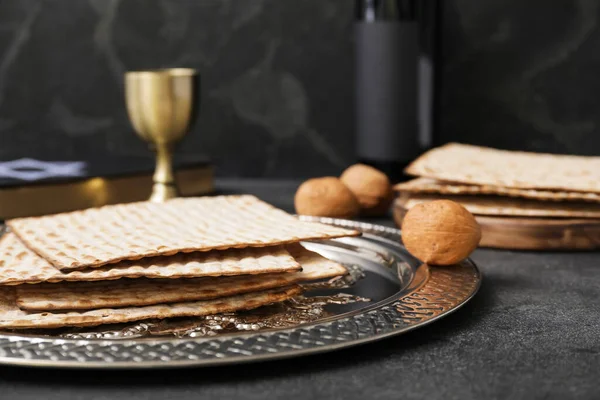 Passover Seder Plate Matzo Dark Background Closeup — Stock Photo, Image