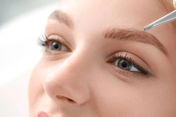 Young Woman Undergoing Eyebrow Correction Procedure Beauty Salon Closeup — Stock Photo, Image