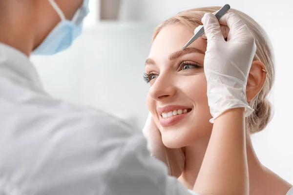 Mujer Joven Sometida Procedimiento Corrección Cejas Salón Belleza — Foto de Stock