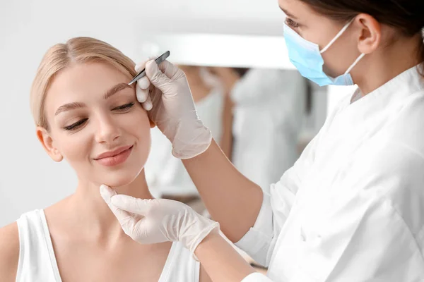 Young Woman Undergoing Eyebrow Correction Procedure Beauty Salon — Stock Photo, Image