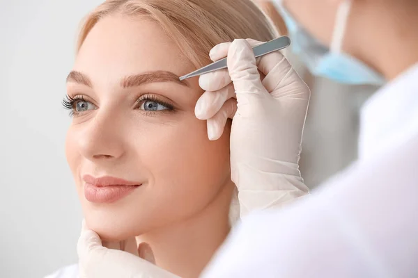 Mujer Joven Sometida Procedimiento Corrección Cejas Salón Belleza — Foto de Stock