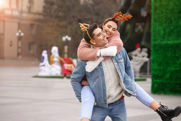 Feliz Pareja Joven Parque Atracciones Nochebuena —  Fotos de Stock