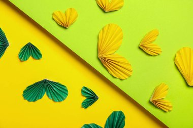 Renk arkaplanındaki kağıt kalpler