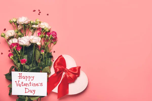 情人节庆祝活动的礼物 玫瑰花和贺卡 以色彩为背景 — 图库照片