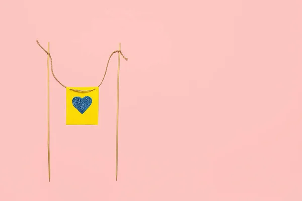 Hoja Papel Con Corazón Dibujado Palos Sobre Fondo Color —  Fotos de Stock
