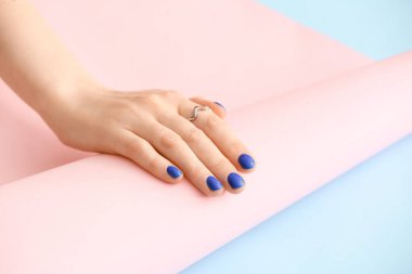 Renkli arka planda güzel manikürlü el.