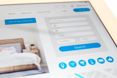 Tablet bilgisayarının ekranında çevrimiçi rezervasyon servisinin sayfasını aç, kapat