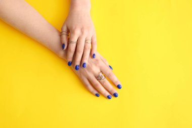 Renkli arka planda güzel manikürlü eller