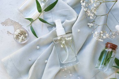 Doğal oda spreyi ve masa üzerinde gerekli yağ.