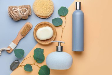 Renk arkaplanında banyo kozmetikleri ve aksesuarları